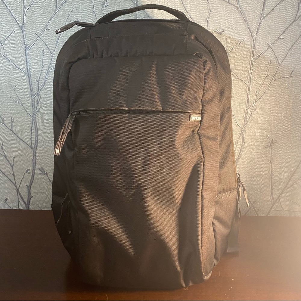 Used Incase ICON Slim Pack - Picture 2 of 11